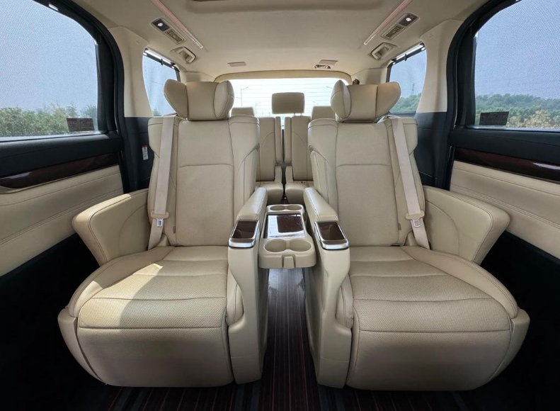 7座豐田埃爾法內(nèi)飾