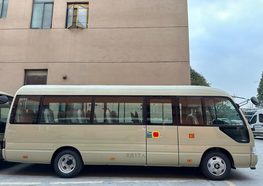 租考斯特17座商務(wù)車多少錢