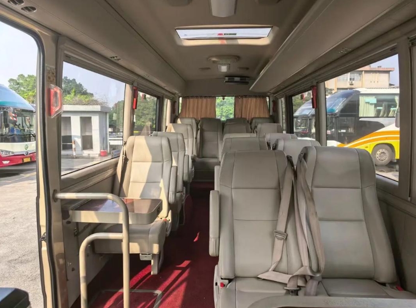 17座中巴車租車費(fèi)用